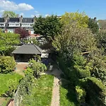 Luxury Home In Quiet Neighbourhood Near Beach