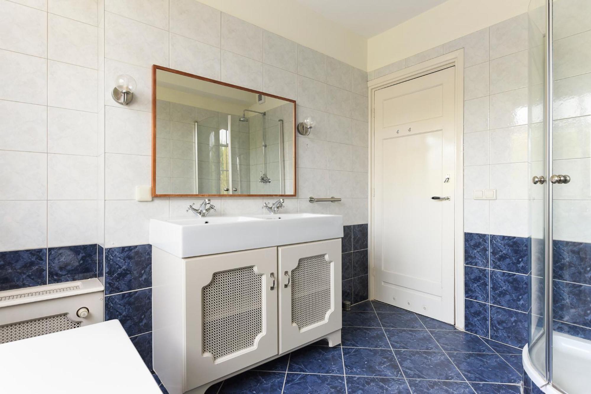 Luxury In Quiet Neighbourhood Near